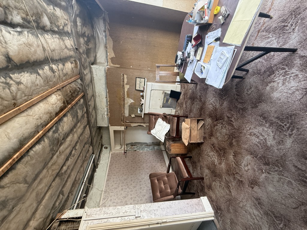 Lot: 82 - MIXED RESIDENTIAL AND COMMERCIAL BUILDING WITH POTENTIAL - Reception room